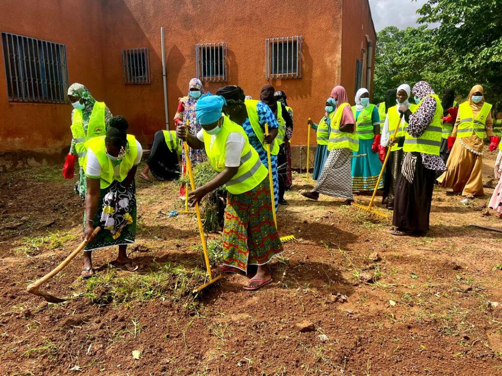 " Le Centre médical Al-Houda avait vraiment besoin de ce coup de balai " Issa, infirmier au Centre médical