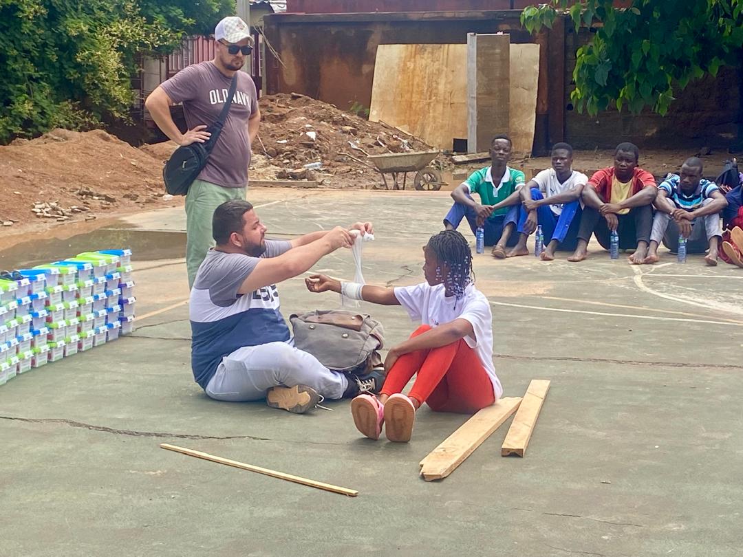 Docteur Dimitri en pleine démonstration de prise en charge d'une blessure