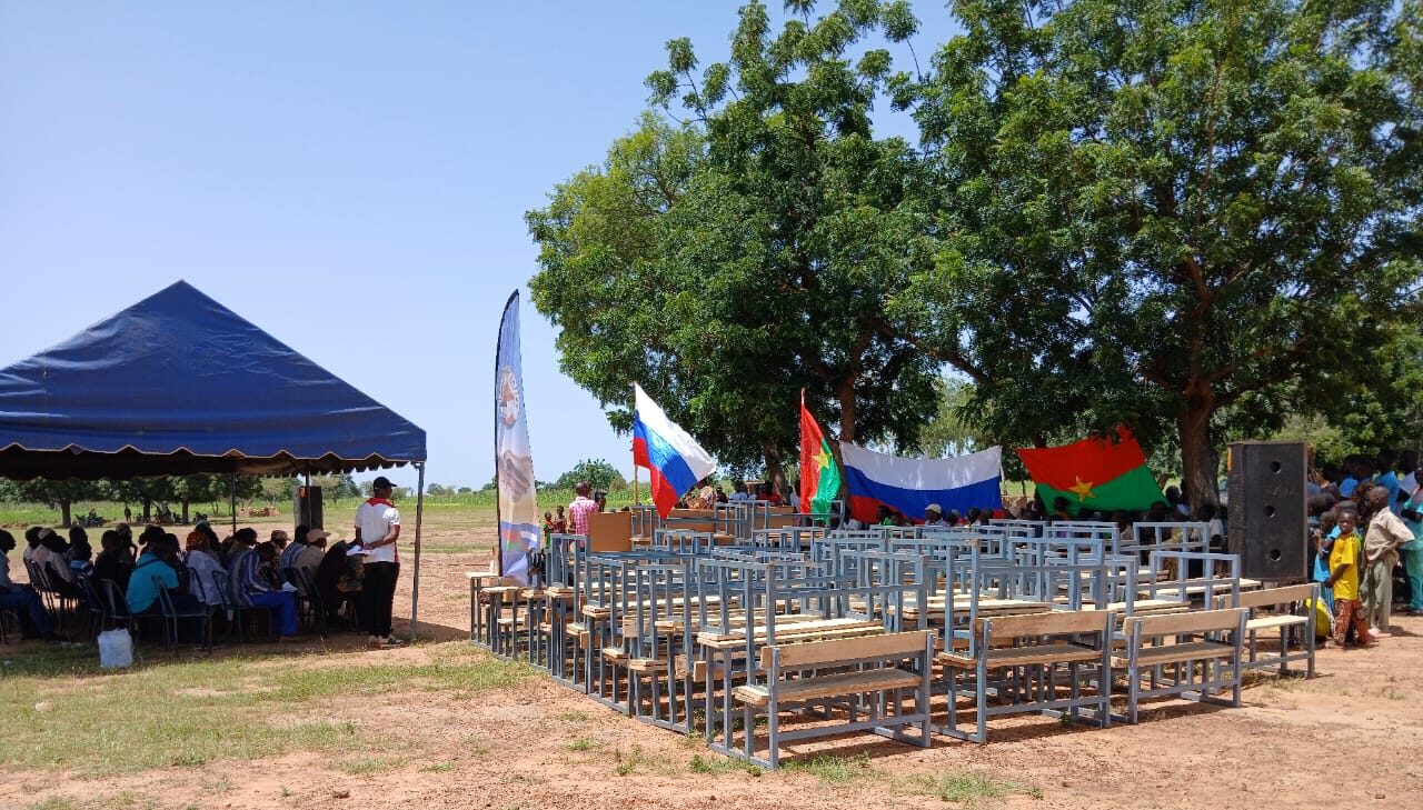 Cinquante table-bancs ont été remises et des kits didactiques ont été remises pour ce premier lot