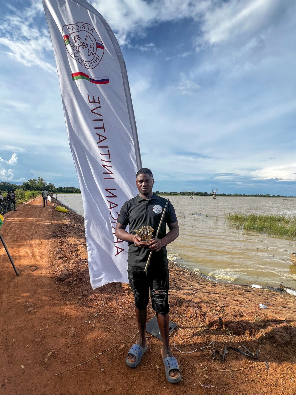 Lazar Bonkoungou posant avec le trophée de champion